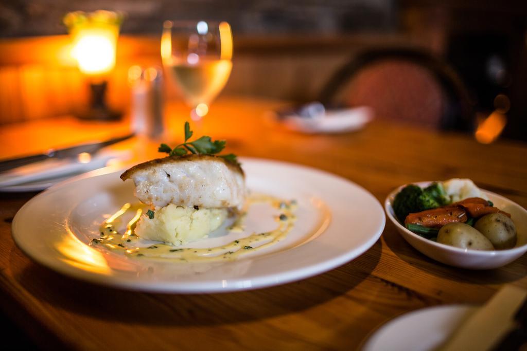 Byrnes Wine Dine Stay Эннистимон Экстерьер фото
